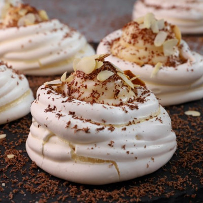 Μαρέγκες με κρέμα βανίλιας