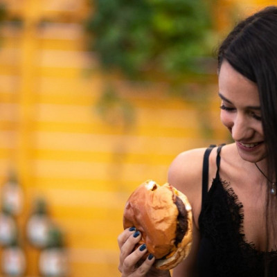 Burger Fest 2019: Ποιος είπε πως οι γυναίκες δεν λατρεύουν τα burger και τη μπύρα;
