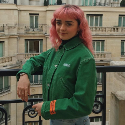 Η Maisie Williams εμφανίστηκε με νέο look στο κόκκινο χαλί των Emmy Awards