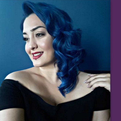 GNTM: Οι φώτος της παίκτριας με τα μπλε μαλλιά που μας τρέλαναν-Τα χίλια πρόσωπα του plus size model