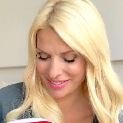 Ελένη Μενεγάκη: Αυτή είναι η πιο μικρή θαυμάστριά της (pics)