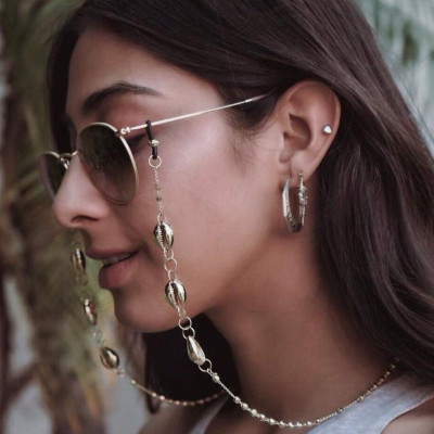 Αλυσίδες γυαλιών: Το αξεσουάρ των 90’s είναι και πάλι στη μόδα και πρέπει να το υιοθετήσεις τώρα