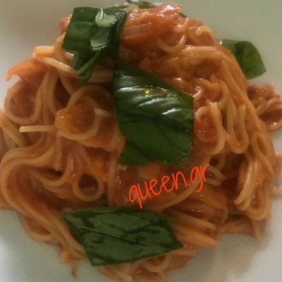 Η πιο εύκολη και γρήγορη μακαρονάδα με ντομάτα και βασιλικό