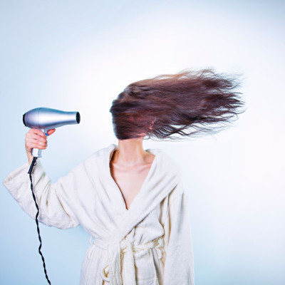 4 tips για να κάνεις το στέγνωμα των μαλλιών «παιχνιδάκι»