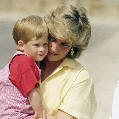 Η φωτογραφία του πρίγκιπα Harry και η συγκλονιστική ομοιότητα με τη μαμά του Diana