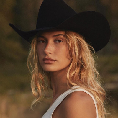 Δεν περιμέναμε με τίποτα να είναι αυτό το bridal mani της Hailey Baldwin