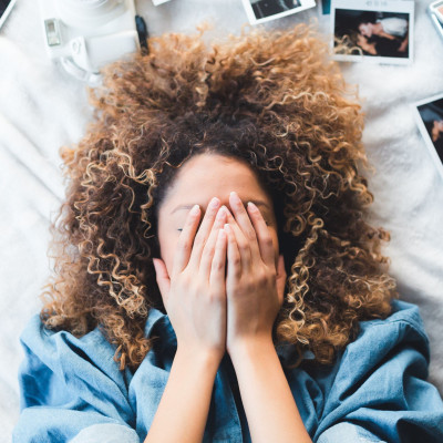 Έχεις σγουρά μαλλιά; Δες πώς θα βάλεις πιστολάκι χωρίς να φριζάρουν