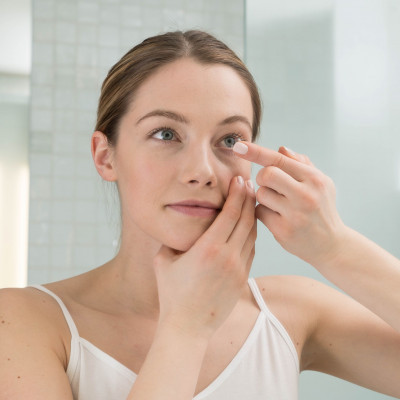 Αυτός είναι ο λόγος που δεν πρέπει να κοιμάσαι με τους φακούς επαφής