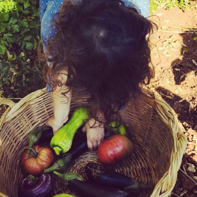 Η κόρη γνωστού Έλληνα σεφ μαζεύει λαχανικά από τον κήπο - Μαντεύετε ποια είναι;