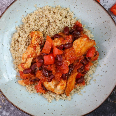 Σήμερα φτιάχνουμε κοτόπουλο κοκκινιστό με κινόα