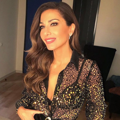 Δέσποινα Βανδή: Το ταξίδι στη Μύκονο κι η σούπερ σέξι πόζα με λευκό φόρεμα που κόβει την ανάσα