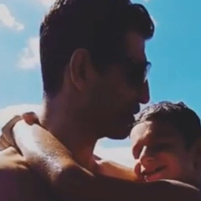 Σάκης Ρουβάς: Οι βουτιές με τον γιο του το Σαββατοκύριακο - Το βίντεο που έγινε viral (vid)