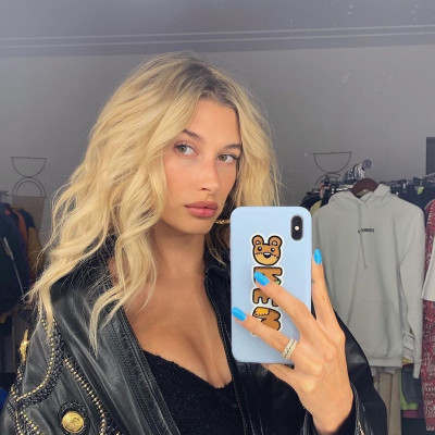 Η Hailey Baldwin φόρεσε το πιο ωραίο νυφικό και υπάρχουν επιτέλους αποδείξεις γι’ αυτό
