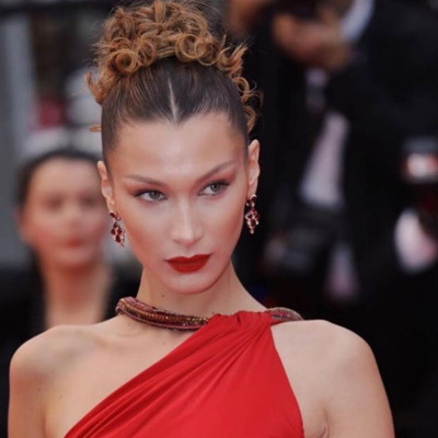 Η Bella Hadid έχει βιώσει δύσκολες στιγμές όπως εσύ και μιλά ανοιχτά γι’ αυτό