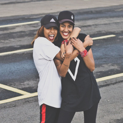 Σ’ αρέσει να ακούς μουσική με την κολλητή σου; Αυτά τα 6 τραγούδια είναι ιδανικά για σας!