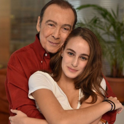 Η 18χρονη Μαρία Βοσκοπούλου έκανε grande εμφάνιση στο πλευρό του μπαμπά της και είναι καλλονή