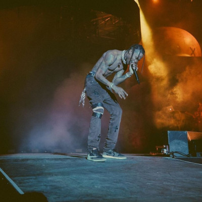 Travis Scott: Το ατύχημα που είχε ο πρώην της Kylie πάνω στην σκηνή θα σε σοκάρει