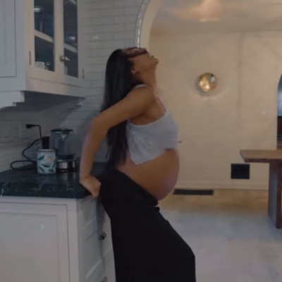 Διάσημη εγκυμονούσα ηθοποιός χορεύει σε προχωρημένη εγκυμοσύνη και τρελαίνει τα social media (vids)