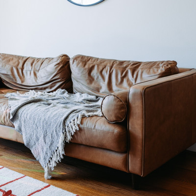 Πώς θα καθαρίσεις εύκολα τον δερμάτινο καναπέ του σαλονιού (video)