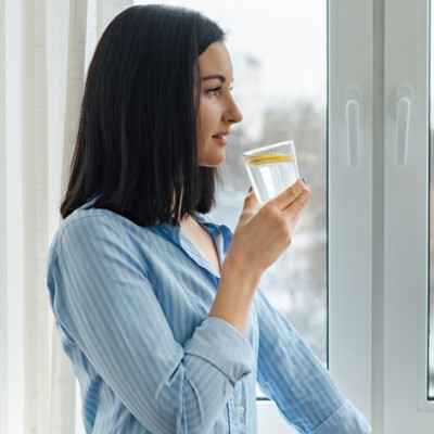 Νερό με λεμόνι το πρωί: 7 οφέλη για την υγεία (εικόνες)