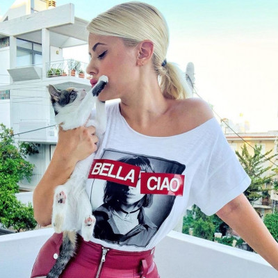 Λάουρα Νάργες: Το νέο κούρεμα στα μαλλιά της και το άψογο caption του