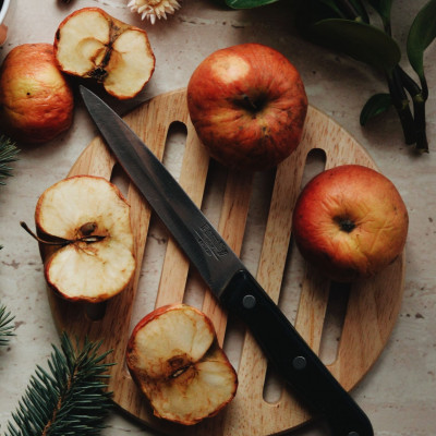 Τι μπορείς να κάνεις με τις φλούδες μήλου που περίσσεψαν; (video)