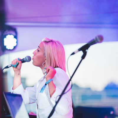 Karaoke Night: Αν είσαι πρωτάρα, αυτά είναι τα tips για να φανείς η Queen της σκηνής