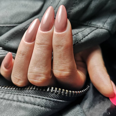 Μήπως ήρθε η ώρα να ξαναγίνουν τάση τα #LouboutinNails τώρα που βλέπουμε όλο και πιο μακριά νύχια;