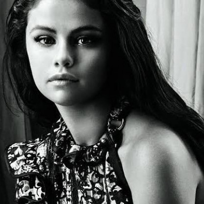H Selena Gomez ομολογεί κάτι για τον Justin Bieber κι εμείς της βγάζουμε το καπέλο