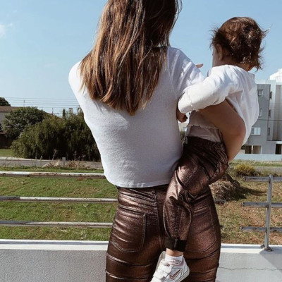 Παίκτρια του GNTM ποζάρει με την κόρη της - Μαντεύετε ποια είναι; (pics)