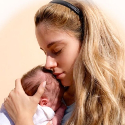 Δούκισσα Νομικού: Μοιράζεται μαζί μας στιγμιότυπα από τον θηλασμό του μωρού της (vid+pics)