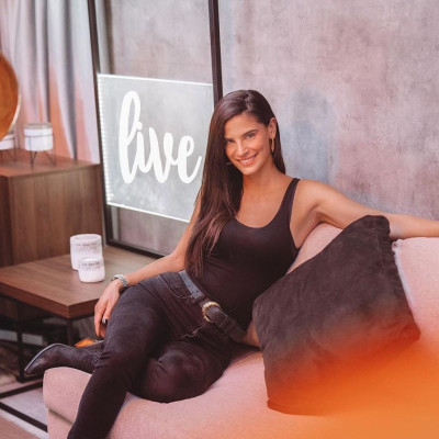 Έχεις δει την Χριστίνα Μπόμπα με ροζ και πορτοκαλί μαλλιά; Θα πάθεις πλάκα