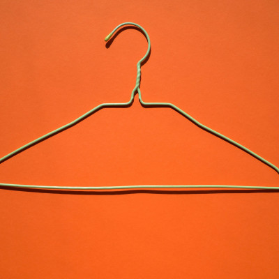 Έτσι θα φτιάξεις την πιο εύκολη αυτοσχέδια απλώστρα για τα μικρά ρούχα (video)