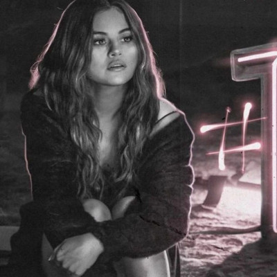 Η περίεργη συμπεριφορά της Selena Gomez σε συνέντευξή της και τι μπορεί να συμβαίνει (video)