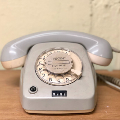 Μαθήτρια Λυκείου προσπάθησε να κάνει κλήση μη ψηφιακό τηλέφωνο και το αποτέλεσμα είναι ξεκαρδιστικό