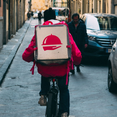 Τελικά πόσο χαρτζιλίκι πρέπει να δίνεις στο παιδί του ντελίβερι;