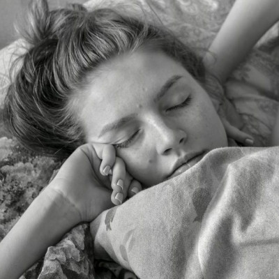 Εσύ ξυπνάς με μέλι και λουλούδια; Η ενυδατική σου κάνει τη διαφορά!