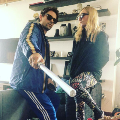 Ρούλα Ρέβη - Αποστόλης Τότσικας: Δείτε τι κάνουν τα παιδιά τους στο δρόμο για το σχολείο (pics)