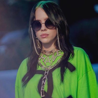 Δεν φαντάζεσαι για ποιο λόγο η Billie Eilish αναγκάστηκε να κόψει τα μαλλιά της τόσο παράξενα