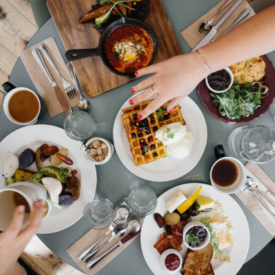 5 τροφές που δεν πρέπει να τρως πριν ταξιδέψεις με αεροπλάνο