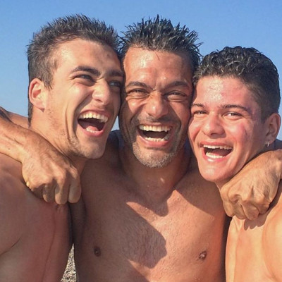 Στέλιος Κρητικός: Η σπάνια φώτο από το παρελθόν - Ποζάρει με τους γιους του όταν εκείνοι ήταν παιδιά