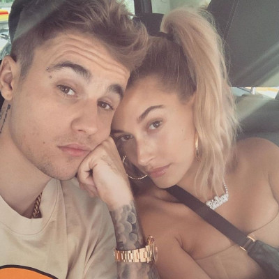 O Justin κι η Hailey Bieber έκαναν βόλτα αλλά δε φαντάζεσαι με ποιον ασυνήθιστο τρόπο