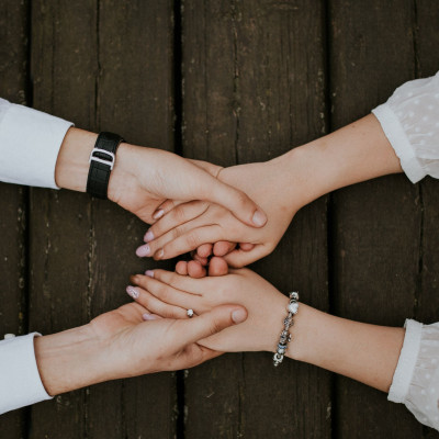 Αυτός είναι ο λόγος που κάνουν «κρακ» τα δάχτυλά σου όταν τα ξεπιάνεις