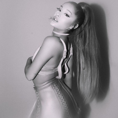 Η Ariana Grande ντύθηκε Santa Claus και μοίρασε τα πιο τέλεια δώρα στους fans της