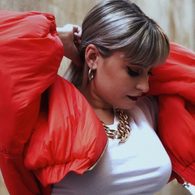 Vemily: Το κορίτσι που έχει κάνει το YouTube να τραγουδά στις μελωδίες της φωνής της