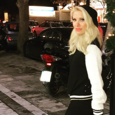 Η Ελένη Μενεγάκη φωτογραφίζεται και οι κόρες της κάνουν photobombing (pics)