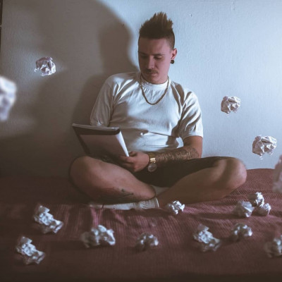 Ο Matrix ραπάρει στο «Σ' αγαπώ» και θα σε κάνει να δεις τις σχέσεις με άλλο τρόπο (video)