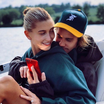 Το ζεύγος Bieber-Baldwin συμπλήρωσε δύο μήνες γάμου και η σχέση του είναι κάπως έτσι