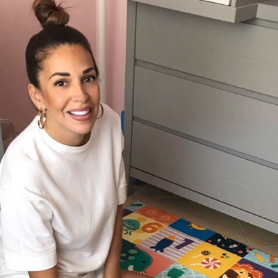 Ελένη Χατζίδου: Δείτε τους κοιλιακούς της δύο μήνες μετά τη γέννηση της κόρης της (vid & pics)