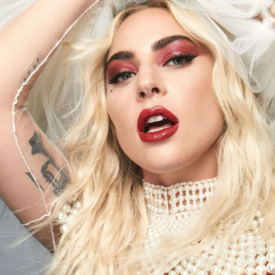 Αγνώριστη η Lady Gaga: Ο ξέφρενος χορός της στον γάμο της κολλητής της (photos & video)